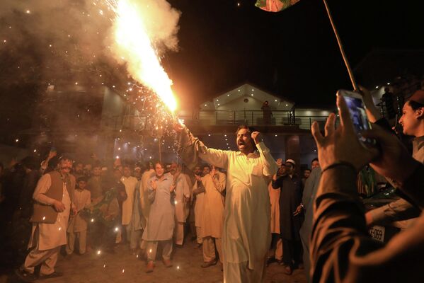 Однако, полномочия Шарифа в качестве премьера Пакистана могут продлиться недолго, так как в стране планируется проведение новых парламентских выборов. - Sputnik Азербайджан