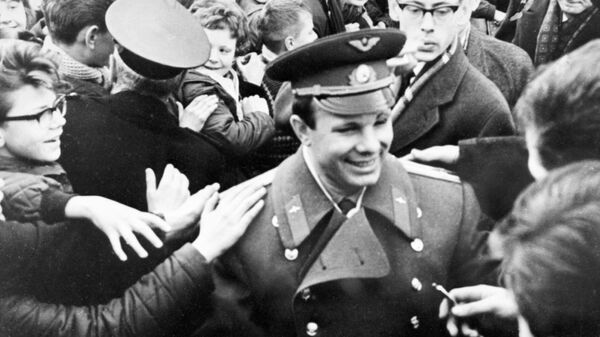 Юрий Гагарин среди учащихся средней школы города Бергена в Норвегии - Sputnik Азербайджан