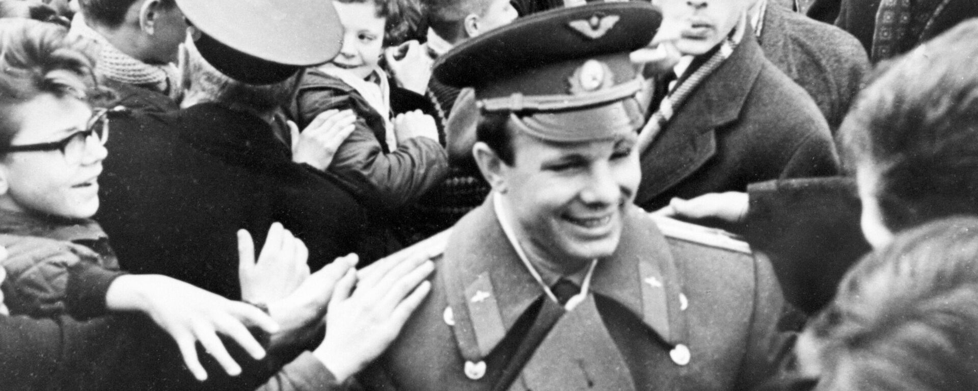 Юрий Гагарин среди учащихся средней школы города Бергена в Норвегии - Sputnik Азербайджан, 1920, 12.04.2022