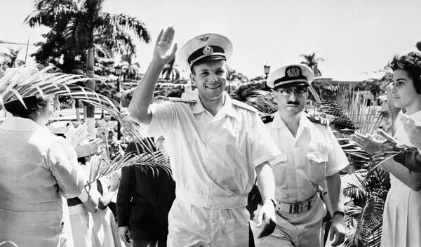 Первый космонавт планеты Юрий Гагарин приветствует жителей города Гаваны. - Sputnik Азербайджан