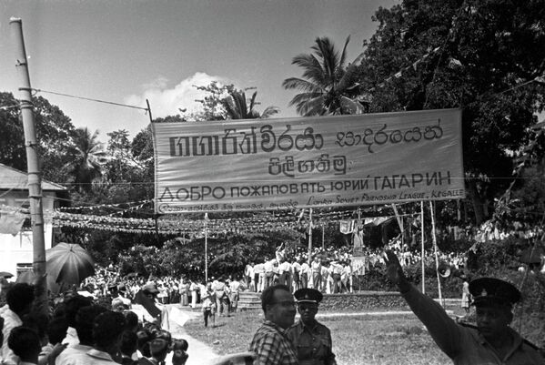 Приветственные плакаты на сингалезском и русском языках украшали все дороги острова Цейлон. - Sputnik Азербайджан