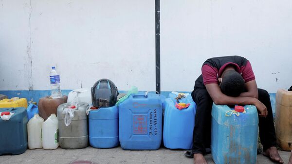 Мужчина отдыхает в очереди за дизельным топливом возле заправочной станции Ceylon Petroleum Corporation в разгар экономического кризиса в стране в Коломбо, Шри-Ланка - Sputnik Азербайджан