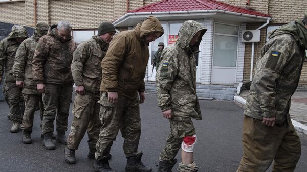 Добровольно сдавшиеся в плен военнослужащие украинской армии в Луганске. - Sputnik Азербайджан
