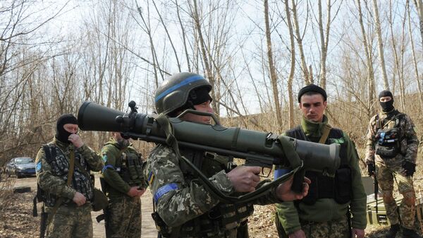 Украинский военнослужащий с гранатометом Carl Gustaf М4 - Sputnik Azərbaycan