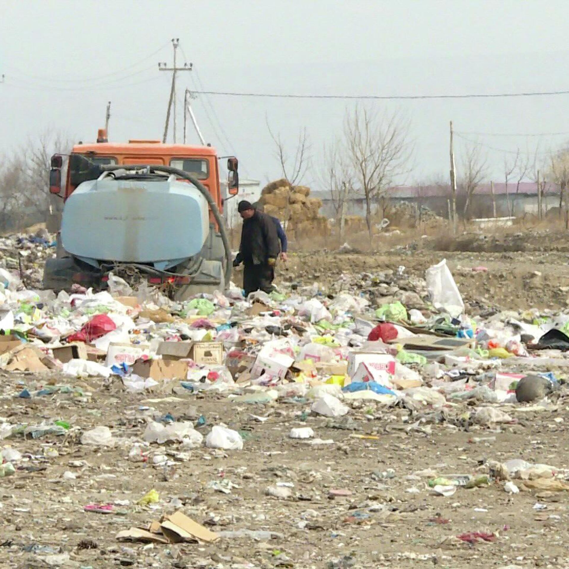 Открытая мусорка. Ташкент мусорный полигон. Мусорный полигон Бишкек. Азербайджаназербайджская свалка.