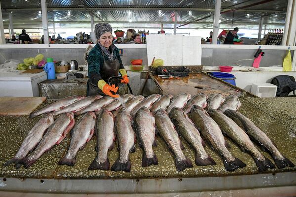 Buna görə də mağaza və bazarların piştaxtalarında hələ də dəniz balığı var. - Sputnik Azərbaycan