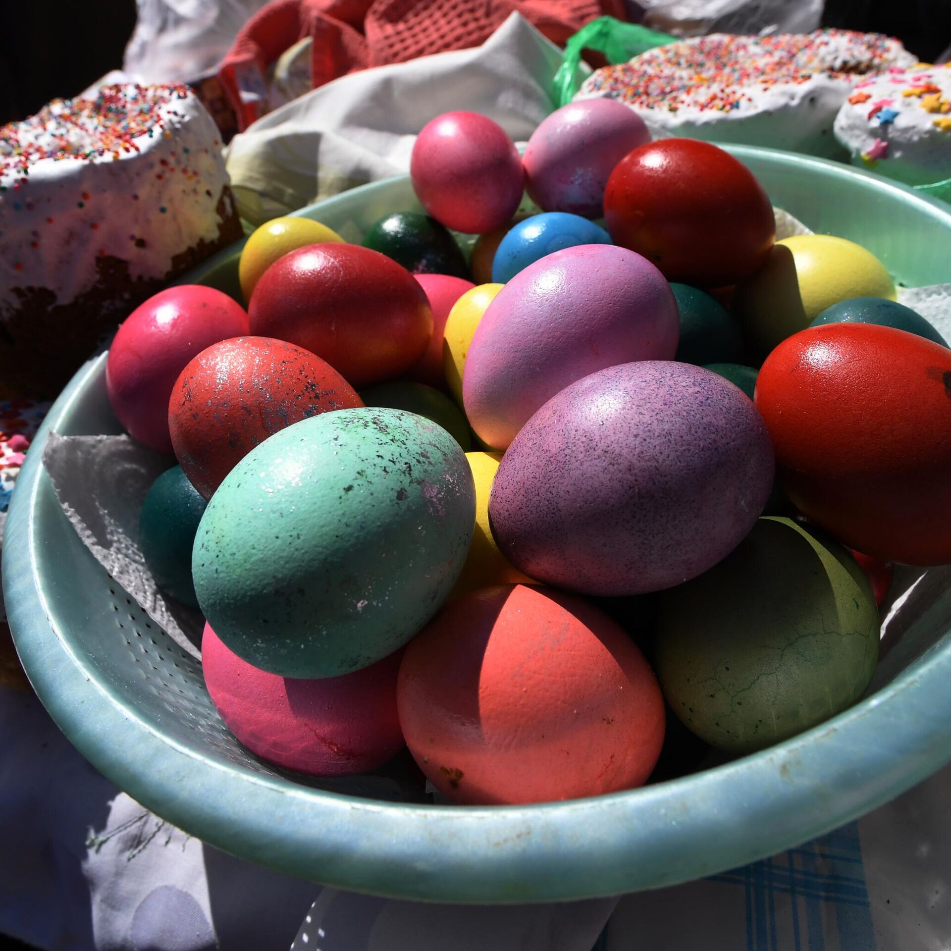 Почему на пасху красят яйца в красный. Крашеные яйца и кулич. Покрасить яйца на Пасху. Куличи крашеные яйца на Пасху. Красим яйца на Пасху.