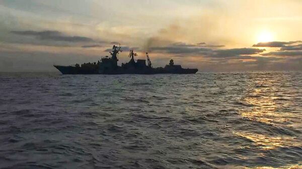  Ракетный крейсер Москва Черноморского флота во время учений в Черном море  - Sputnik Азербайджан