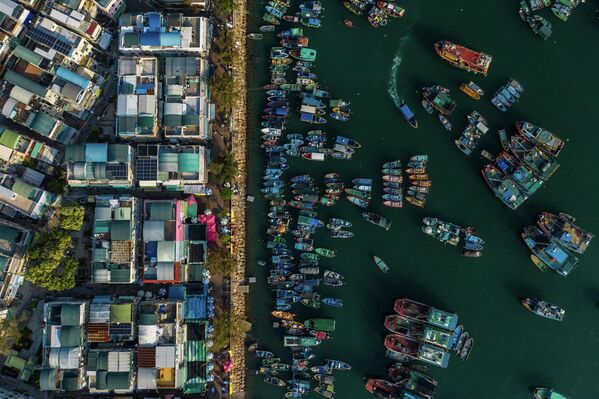 Рыбацкие лодки в гавани на отдаленном острове Чунг Чау в Гонконге. - Sputnik Азербайджан