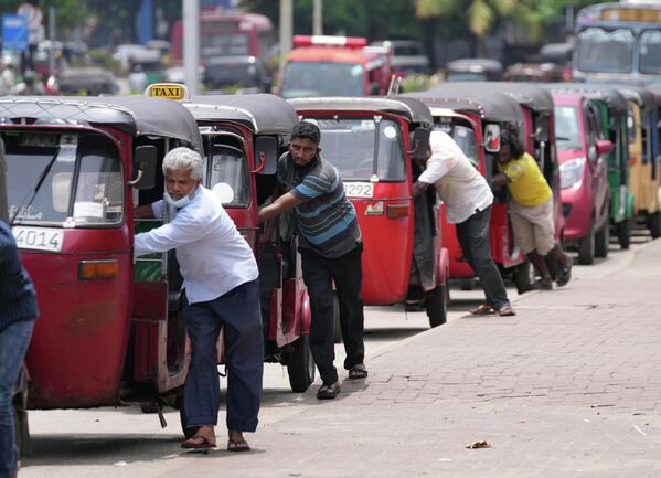 Водители авто-рикш стоят в очереди, чтобы купить бензин возле заправочной станции в Коломбо, Шри-Ланка. - Sputnik Азербайджан