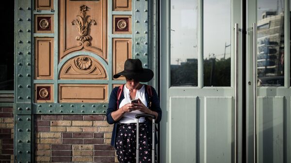 Женщина с телефоном в руке в Париже - Sputnik Азербайджан