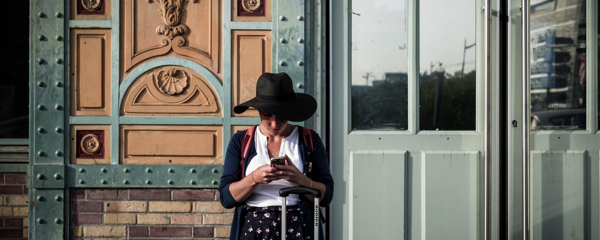Женщина с телефоном в руке в Париже - Sputnik Azərbaycan, 1920, 17.04.2022