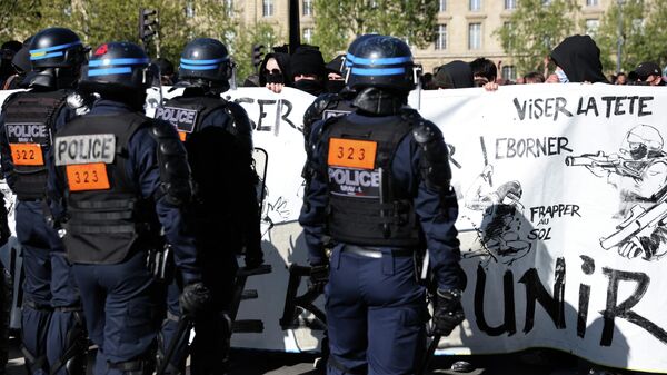 Беспорядки на первомайской демонстрации в Париже - Sputnik Азербайджан