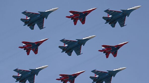 Истребители МиГ-29 и Су-30СМ пилотажных групп Русские витязи и Стрижи - Sputnik Азербайджан