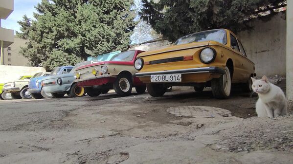 В мастерской можно увидеть &quot;Москвич&quot; и другие ретро-автомобили, выпущенные еще в 50-х годах прошлого века. - Sputnik Азербайджан