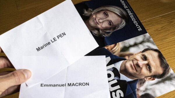 Seçki bülletenləri - Marin Le Pen, Emmanuel Makron - Sputnik Azərbaycan