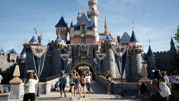 Посетители парка развлечений Disneyland в Калифорнии, фото из архива - Sputnik Азербайджан