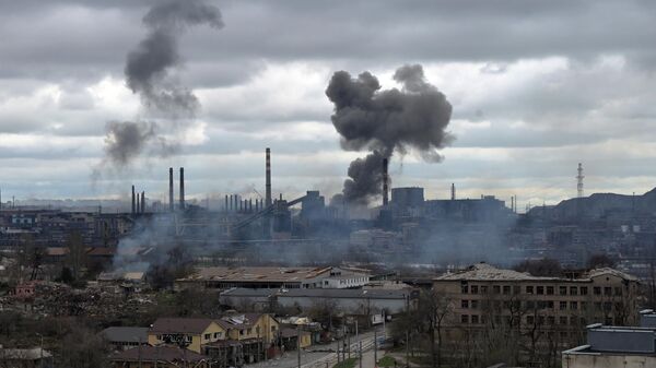 Дым над заводом Азовсталь в Мариуполе - Sputnik Азербайджан