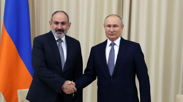 Vladimir Putin və Nikol Paşinyan - Sputnik Azərbaycan