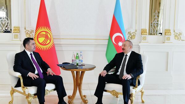 Президент Азербайджанской Республики Ильхам Алиев и президент Кыргызской Республики Садыр Жапаров во время встречи в Баку - Sputnik Азербайджан