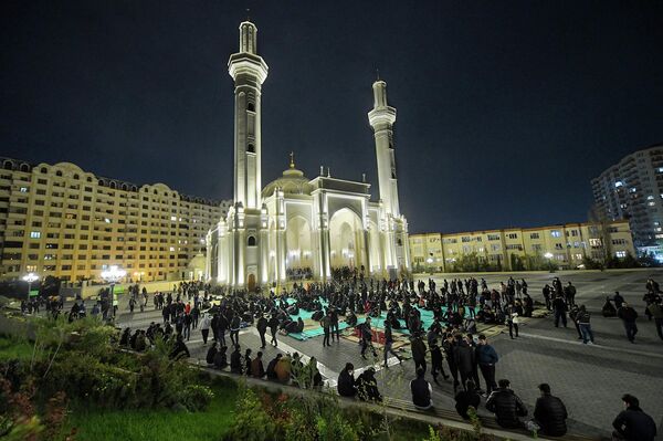 Ночь Лейлят аль-Гадр в мечети Фатмаи Захра в Баку. - Sputnik Азербайджан