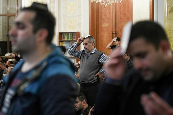 Собираясь вместе, мусульмане совершают намазы, читают Коран, прощают былые обиды, строят планы на будущее. - Sputnik Азербайджан