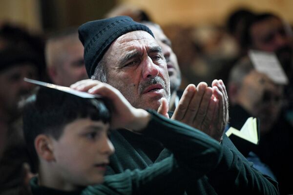 Награда за совершенный намаз в Ночи аль-Гадр равна молитвам за 1000 месяцев вперед. То есть одна молитва равна всем молитвам за 83 года. - Sputnik Азербайджан