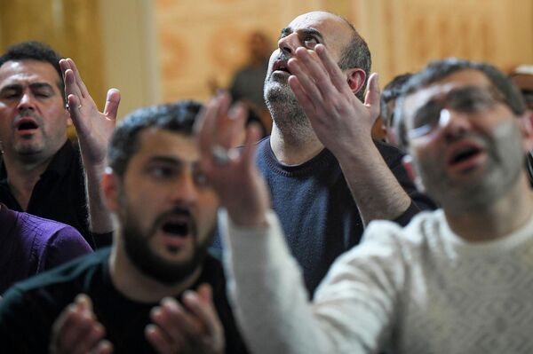 Тысячи прихожан в мечетях по всей стране слушали и читали Коран, совершали массовые молитвы.  - Sputnik Азербайджан