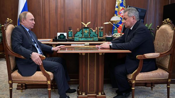 Президент РФ Владимир Путин и министр обороны РФ Сергей Шойгу (справа) во время встречи - Sputnik Азербайджан