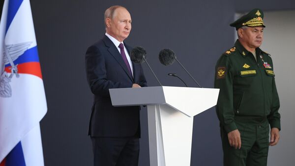 Vladimir Putin və Sergey Şoyqu - Sputnik Azərbaycan