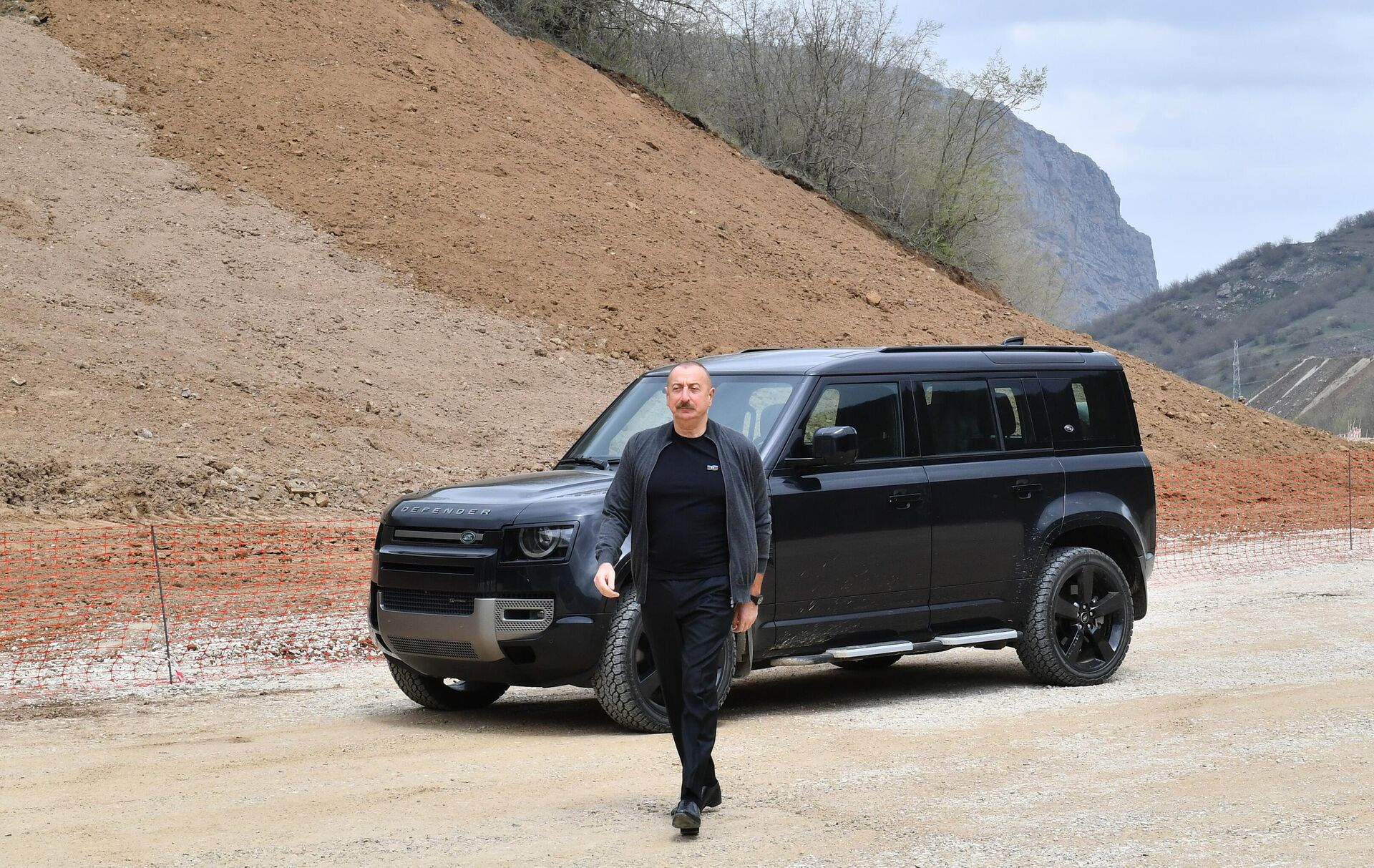 Президент Ильхам Алиев ознакомился со строительством автомобильной дороги Ахмедбейли-Физули-Шуша и тоннелей на этой дороге - Sputnik Азербайджан, 1920, 21.04.2022