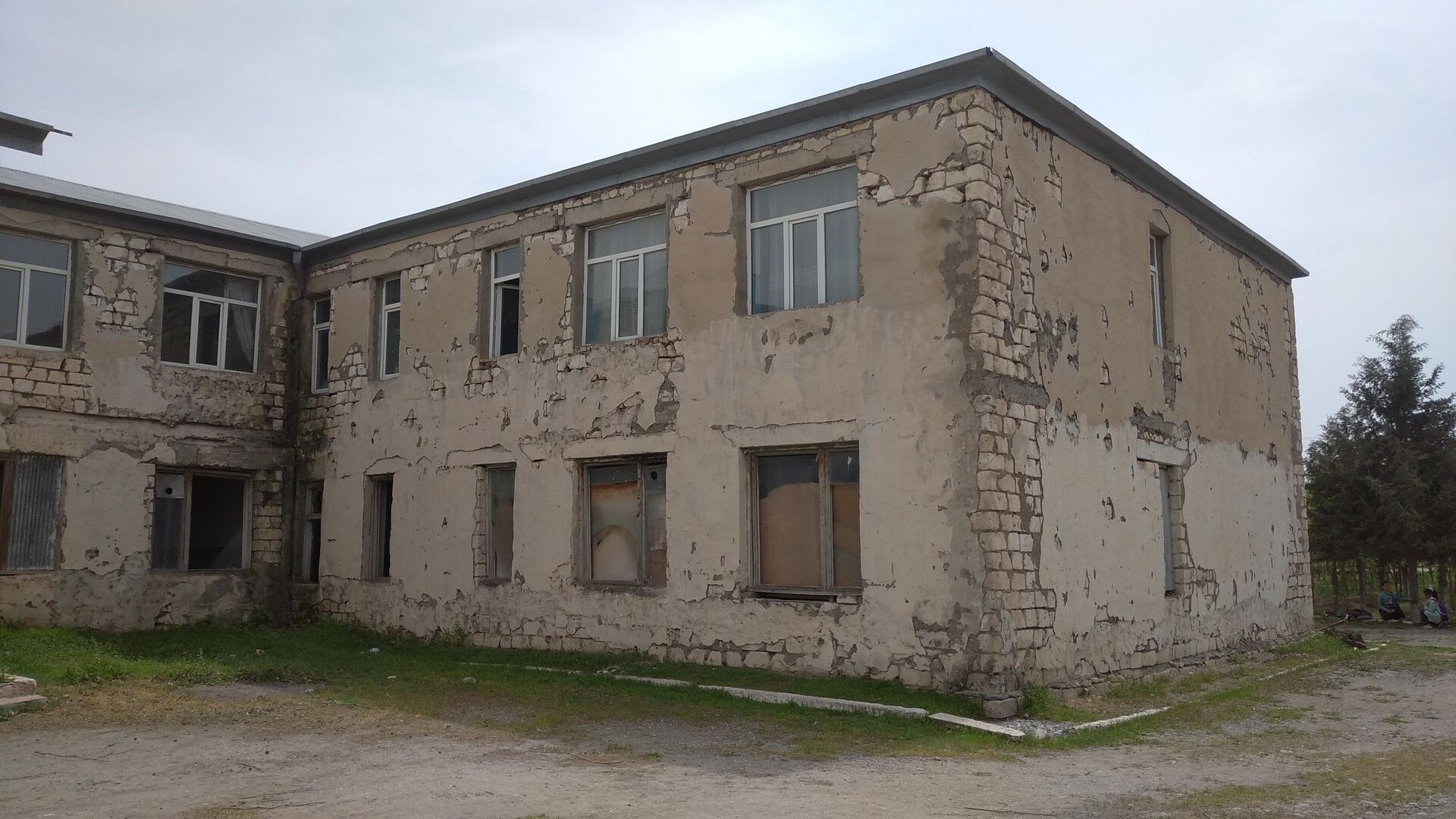 Bərdənin Mehdili kəndində dağılmış məktəbin ərazisində - Sputnik Azərbaycan, 1920, 21.04.2022