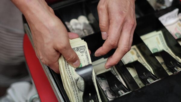 Кассир сортирует доллары, фото из архива - Sputnik Азербайджан