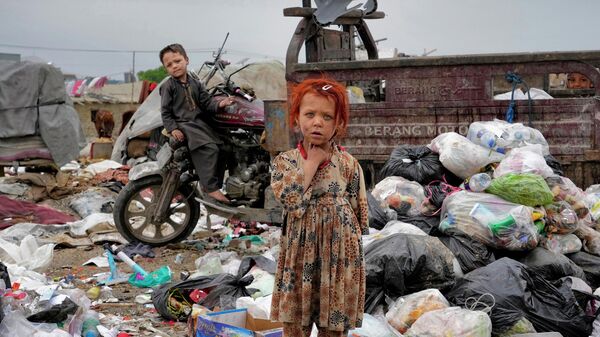 Афганские дети среди кучи мусора в Кабуле - Sputnik Азербайджан