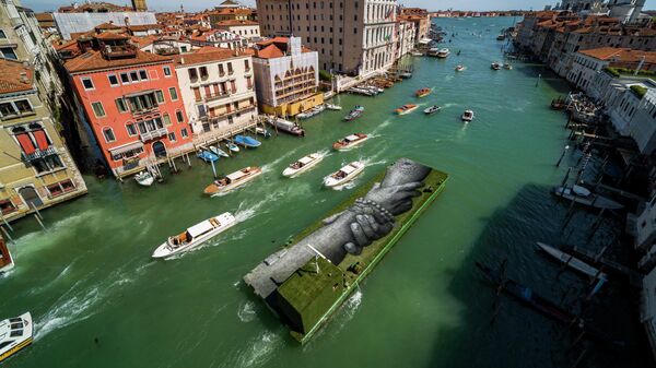 Гигантская биоразлагаемая картина ландарта Saype на плавучей барже в Венеции, Италия - Sputnik Азербайджан