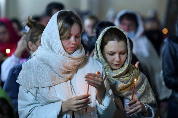 А утром, люди приходят в церкви освящать праздничные куличи. - Sputnik Азербайджан