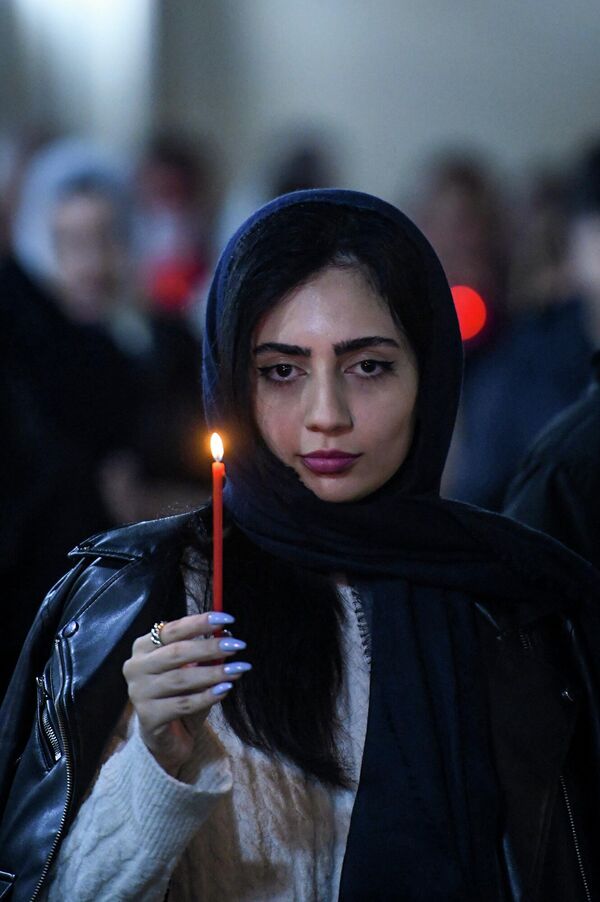 После Крестного хода все возвращаются в церковь, и праздничное богослужение продолжается. - Sputnik Азербайджан