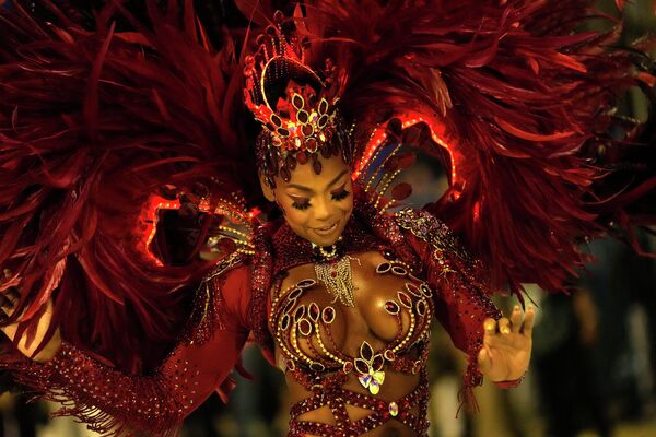 Участница парада во время празднования карнавала в Рио-де-Жанейро, Бразилия. - Sputnik Азербайджан