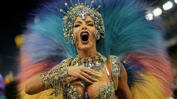 Braziliyanın Rio-de-Janeyro şəhərində karnaval qeyd edən zaman parad iştirakçısı. - Sputnik Azərbaycan
