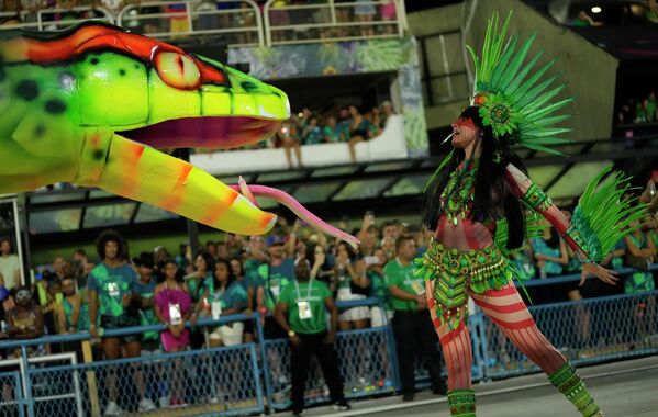 Рио-де-Жанейро спустя два года вновь проходит карнавал с участием тысячи танцоров в блестящих костюмах. - Sputnik Азербайджан