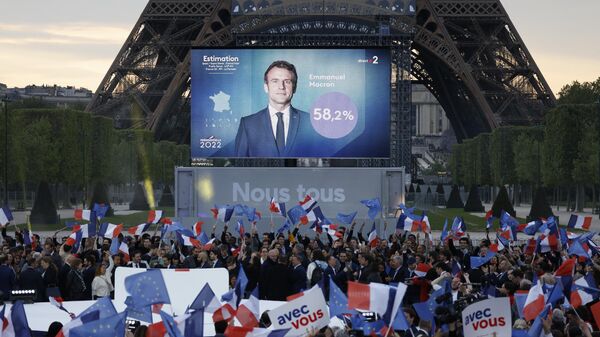 Сторонники Эммануэля Макрона на Марсовом поле в Париже, после объявления результатов выборов во Франции - Sputnik Азербайджан