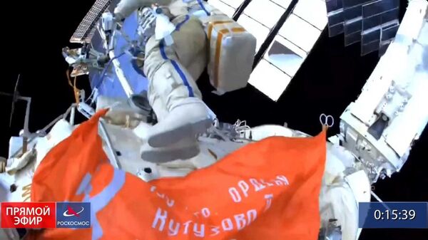 Российские космонавты развернули Знамя Победы в ВОВ в открытом космосе - Sputnik Азербайджан
