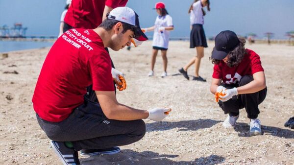  Волонтеры убрали мусор на бакинском пляже - Sputnik Азербайджан