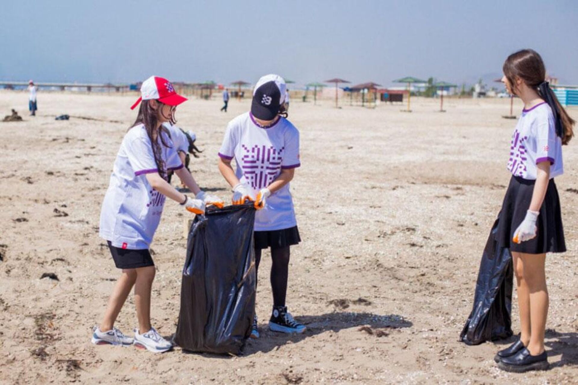  Волонтеры убрали мусор на бакинском пляже - Sputnik Азербайджан, 1920, 29.04.2022