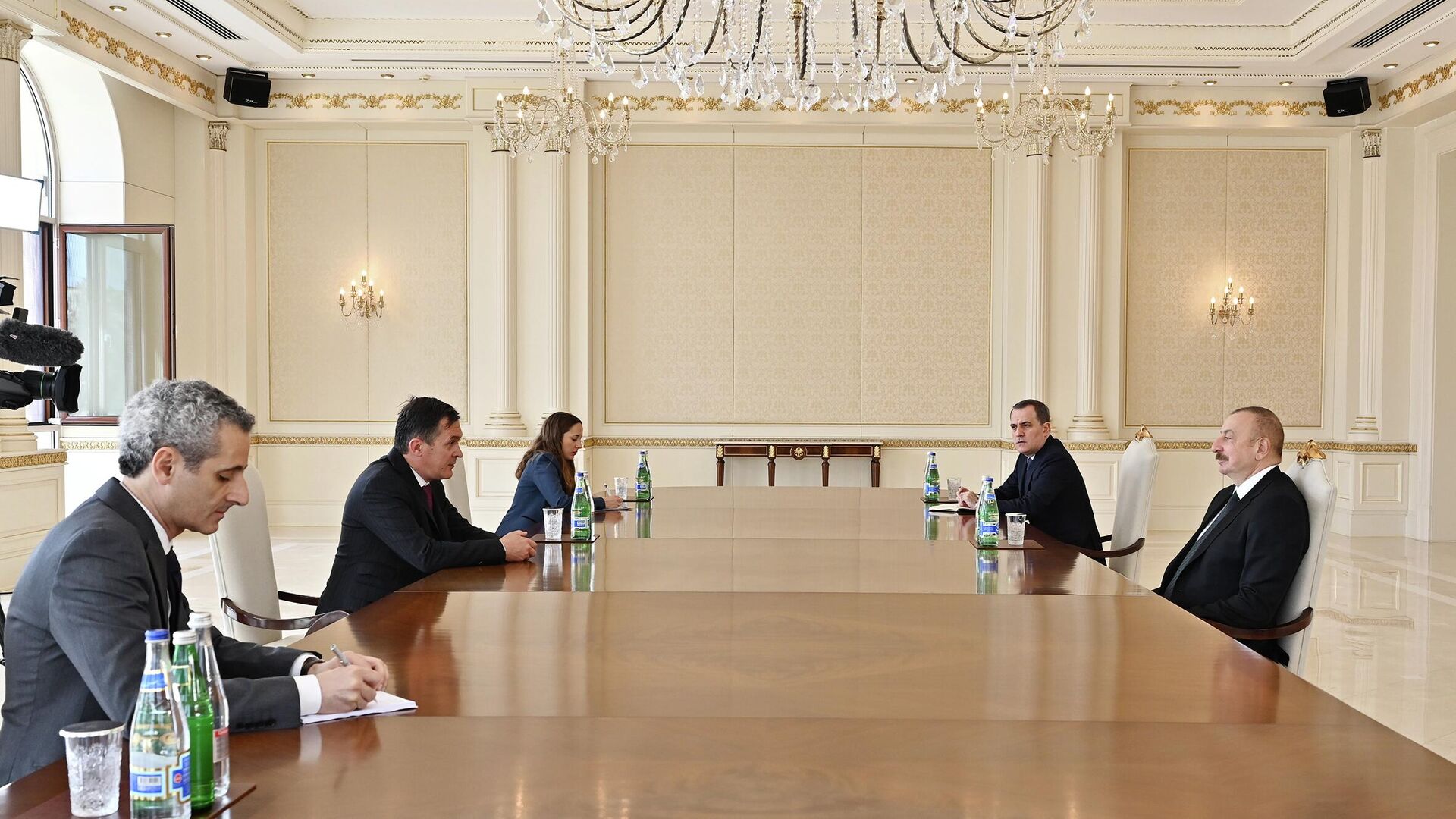 Президент Ильхам Алиев на встрече с послом МИД Франции по Восточному партнерству Брисом Рокфоем  - Sputnik Азербайджан, 1920, 02.05.2022