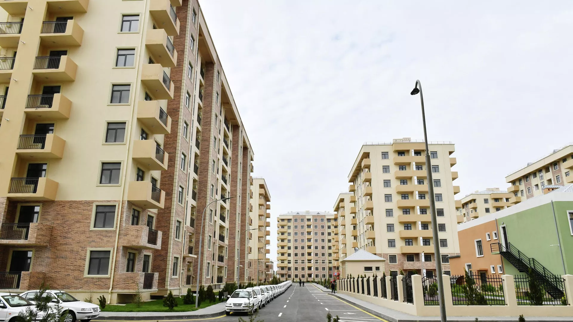 Bakının Sabunçu rayonunda şəhid ailələri və müharibə əlilləri üçün yeni yaşayış kompleksinin açılışı olub Bakının Sabunçu rayonunda şəhid ailələri və müharibə əlilləri üçün yeni yaşayış kompleksinin açılışı olub - Sputnik Азербайджан, 1920, 02.05.2022