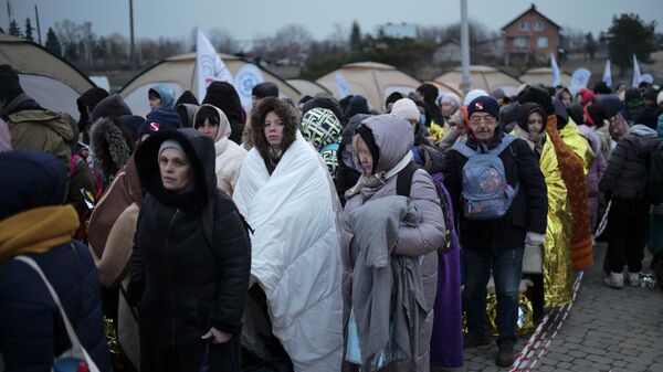 Беженцы на границе Украины и Польши - Sputnik Азербайджан