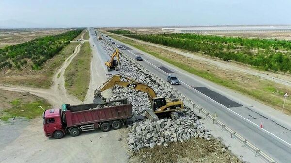 Обновление автомагистрали Баку-Губа-граница России  - Sputnik Азербайджан