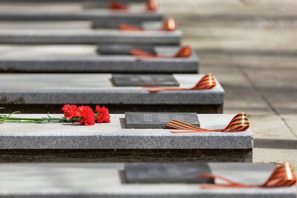 Уборка захоронений советских воинов, погибших во время Великой Отечественной войны, прошла на Ясамальском кладбище в Баку - Sputnik Азербайджан