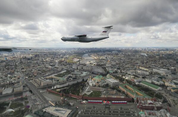 Тяжелый транспортный самолет Ил-76МД на репетиции воздушной части парада в Москве  - Sputnik Азербайджан
